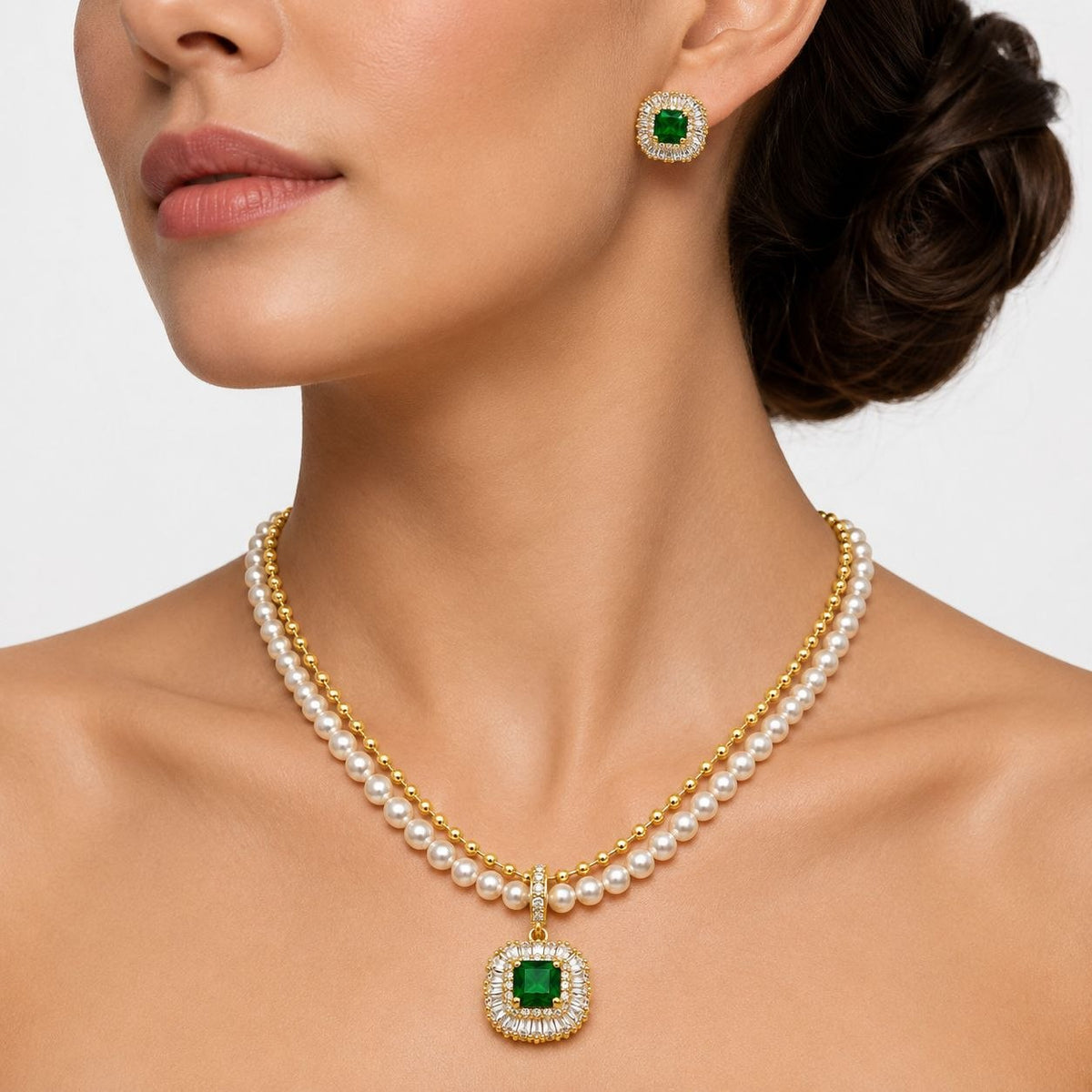 SET DE ENCHAPE PARA DAMA CON DISEÑO DE CRISTAL VERDE ESMERALDA CON HALO DOBLE Y CADENA DOBLE CON PERLAS