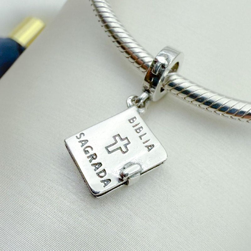 CHARM EN FORMA DE BIBLIA PANDORA DE PLATA 9.25 PESO: 2.7G