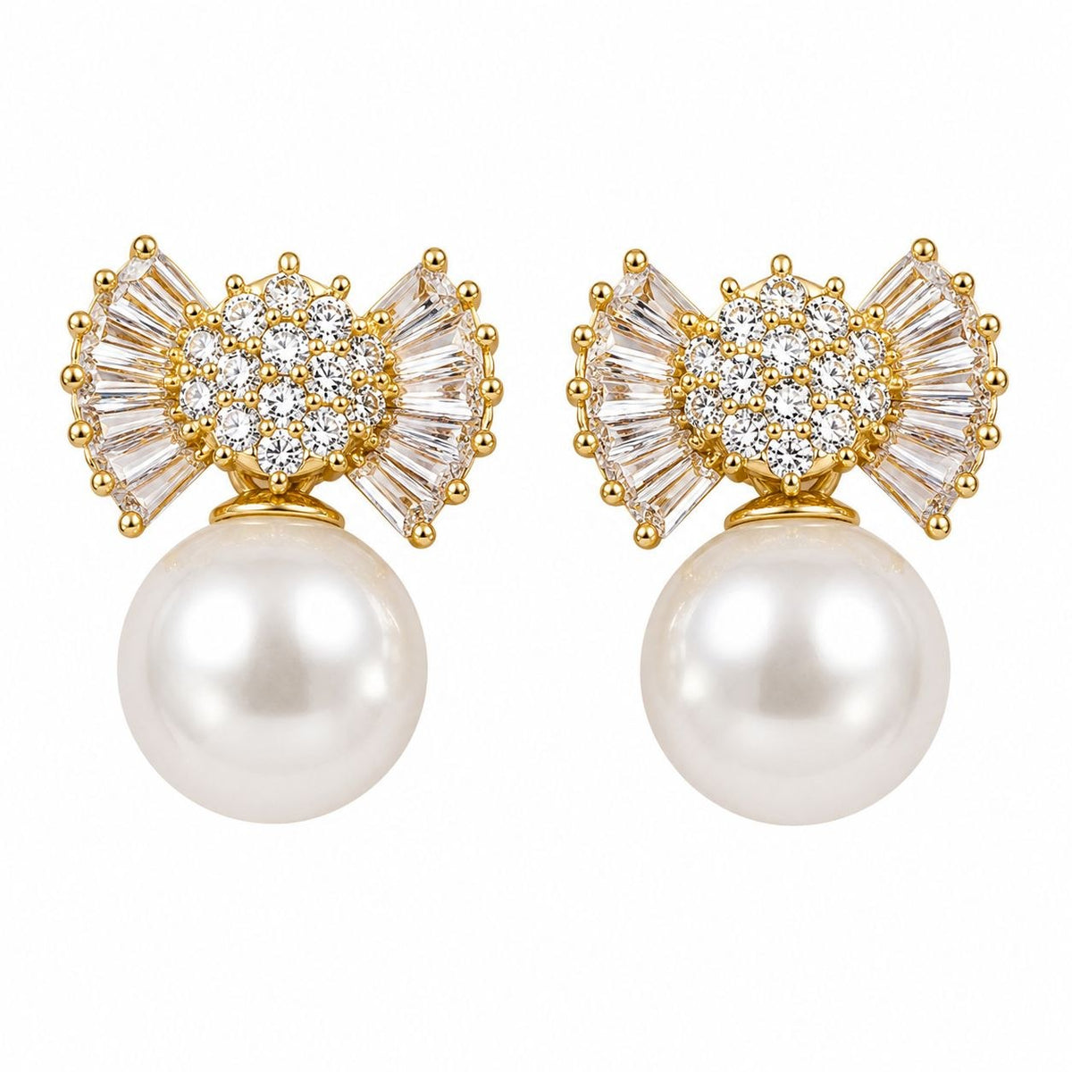ARETES DE ENCHAPE PARA DAMA CON MOTIVO DE MOÑO EN PAVÉ Y CIRCONES BAGUETTE CON PERLA