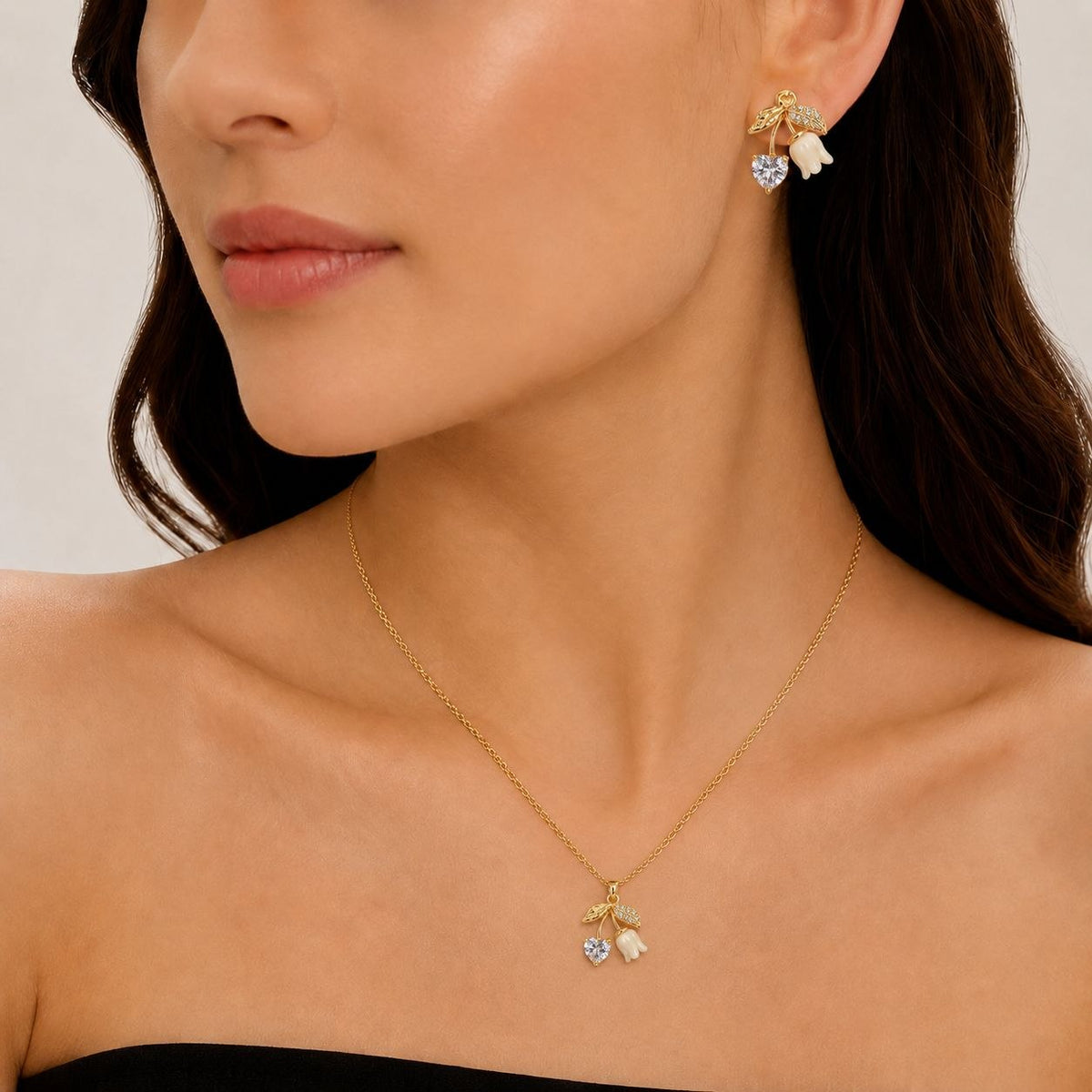 SET DE ENCHAPE PARA DAMA CON DISEÑO DE RAMA FLORAL CON CRISTAL DE CORAZÓN Y FLOR BLANCA