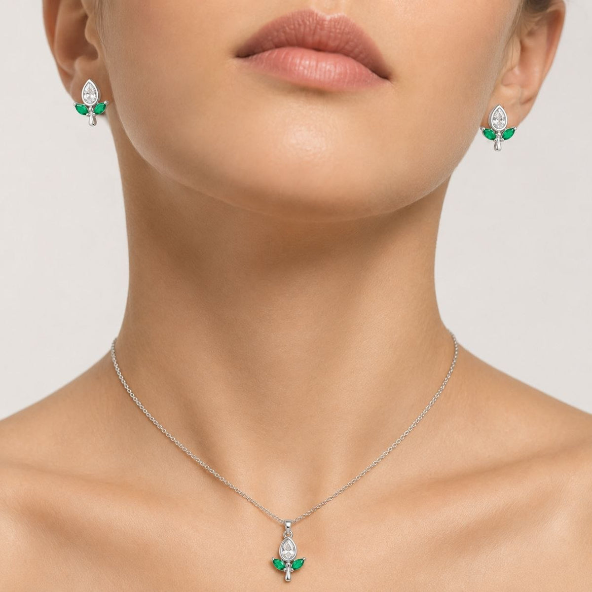 SET DE ENCHAPE PARA DAMA CON DISEÑO DE FLOR CON CRISTALES VERDES Y BLANCOS