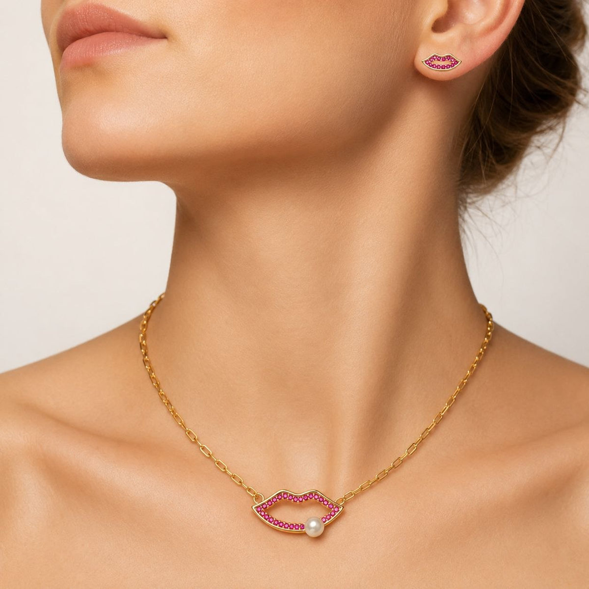 SET DE ENCHAPE PARA DAMA CON DISEÑO DE LABIOS CON CRISTALES ROSADOS Y PERLA