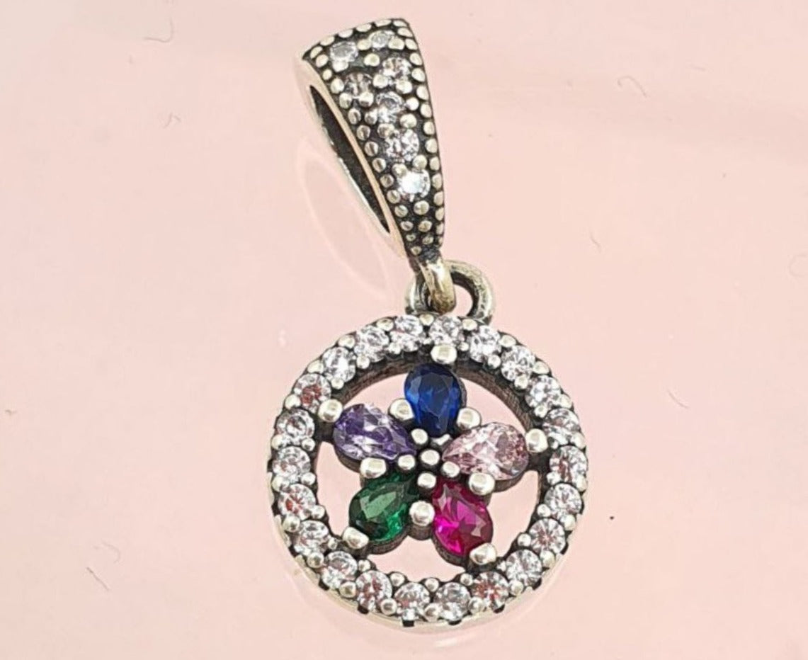 PCHARM2745#3 COLGANTE CIRCULAR CON FLOR CIRCONES DE COLORES EN MEDIO