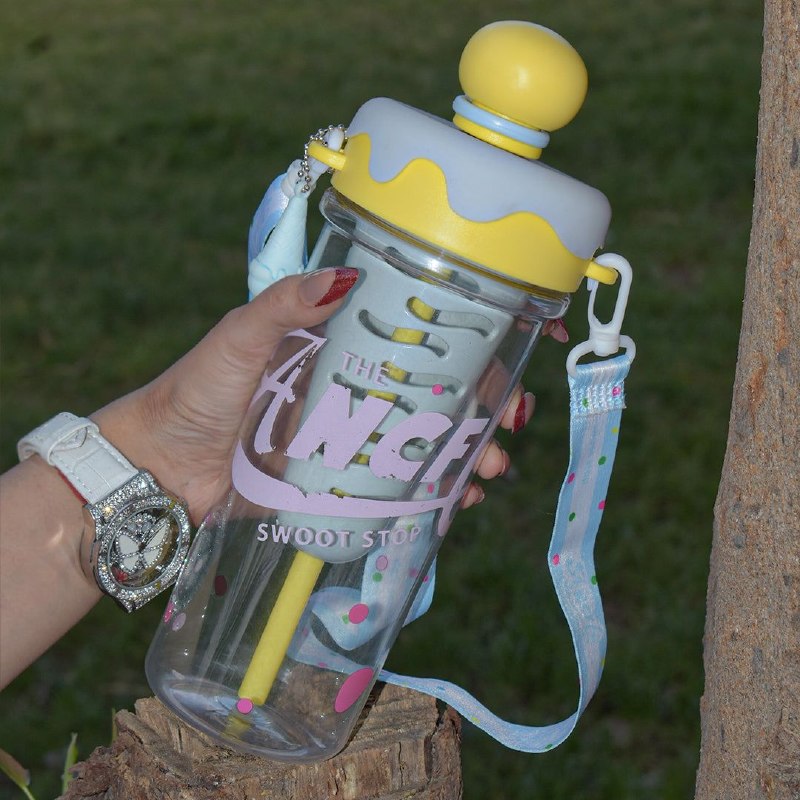 BOTELLA PARA AGUA CON DISEÑO DIVERTIDO DE HELADO CON CORREA
