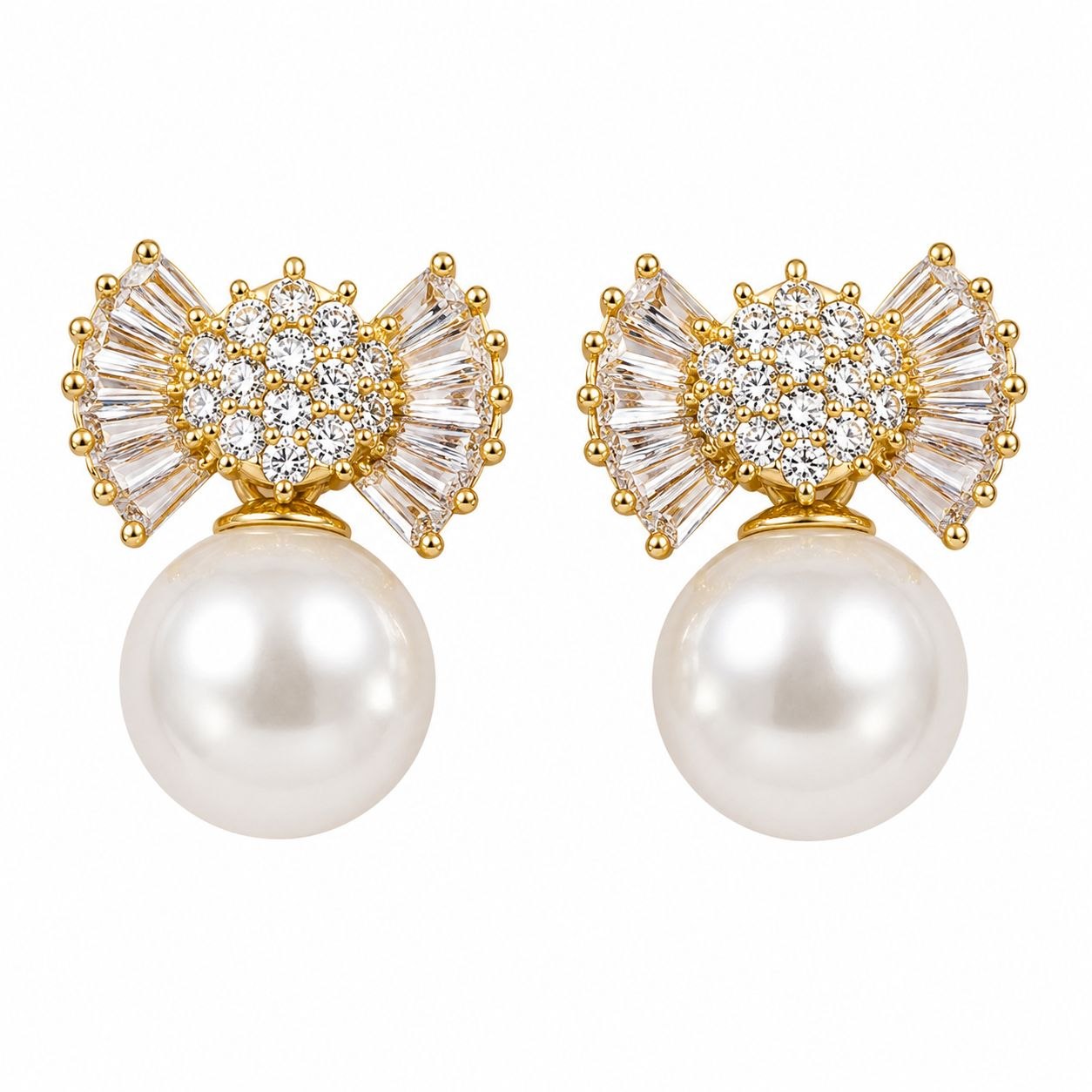 ARETES DE ENCHAPE PARA DAMA CON MOTIVO DE MOÑO EN PAVÉ Y CIRCONES BAGUETTE CON PERLA