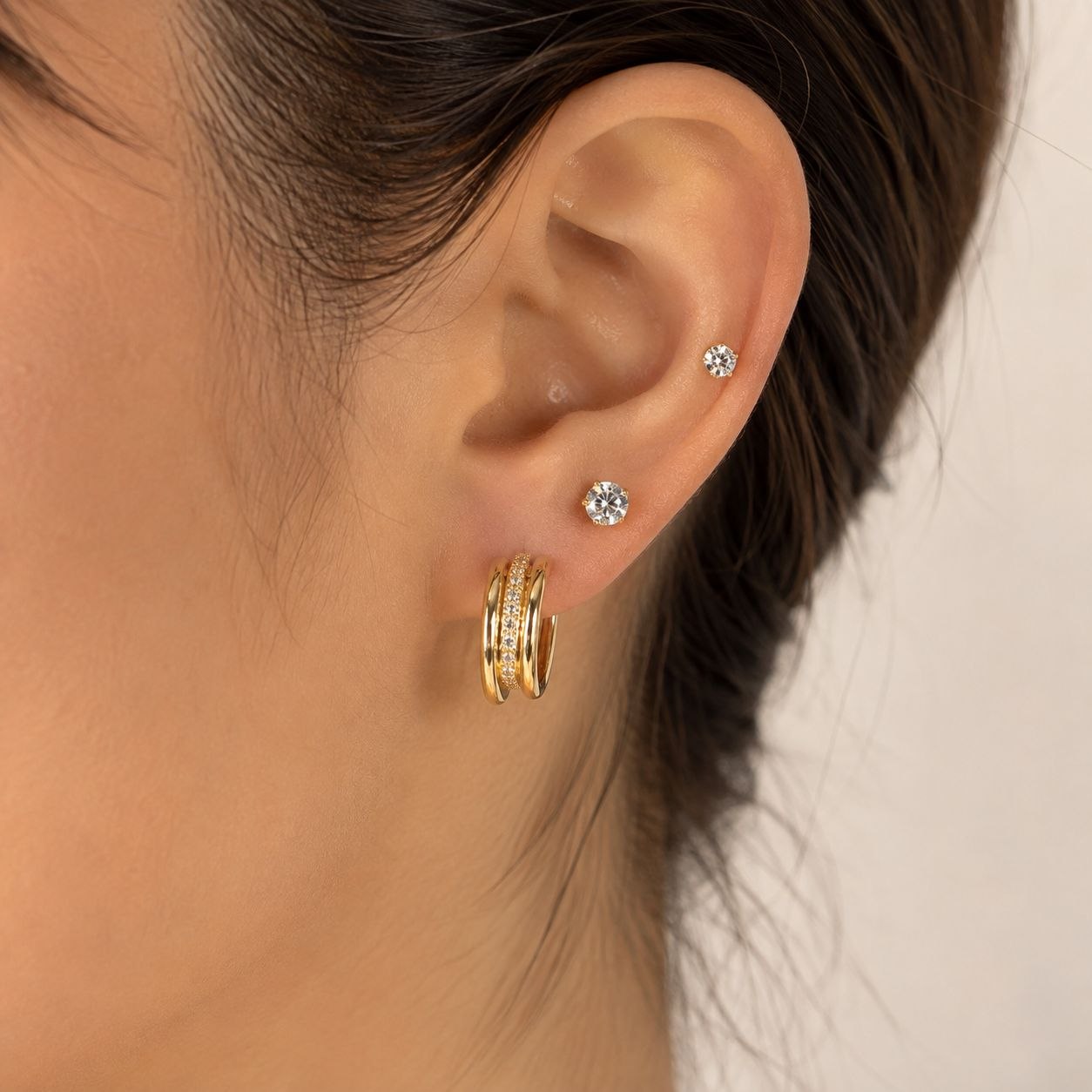 SET DE ARETES ENCHAPE PARA DAMA TRIPLE PAR CON AROS TRIPLE BANDA Y TOPOS DE CIRCÓN