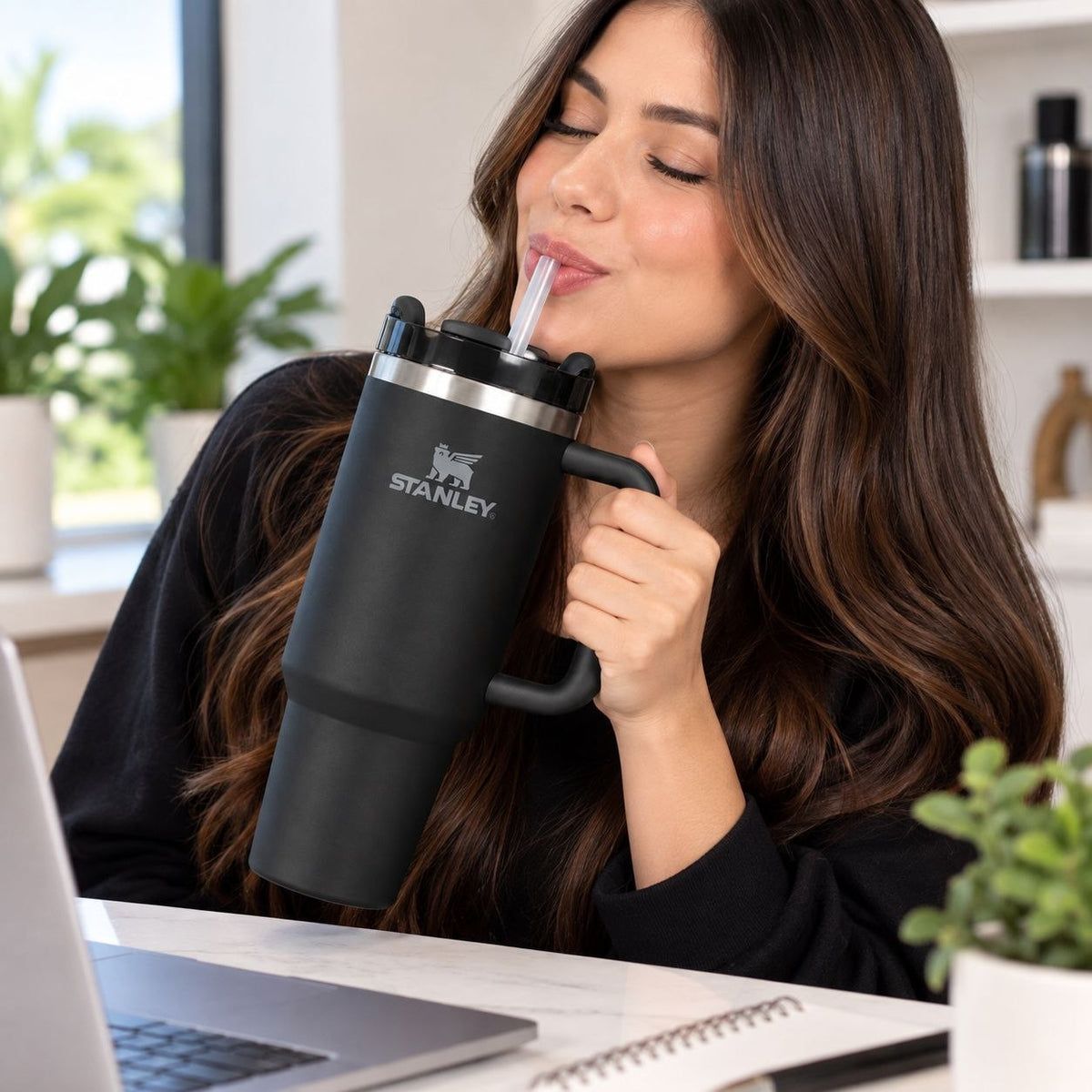 VASO TÉRMICO DE ACERO INOXIDABLE CON ASA Y PAJILLA STANLEY 1.18L