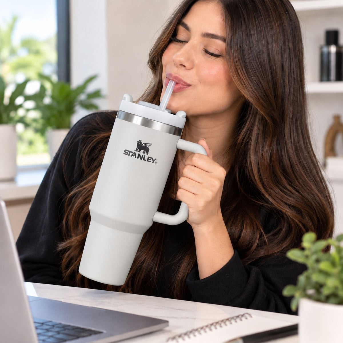VASO TÉRMICO DE ACERO INOXIDABLE CON ASA Y PAJILLA STANLEY 1.18L