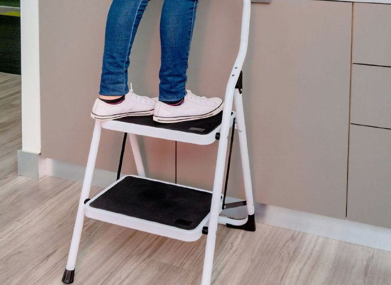 ESCALERA PLEGABLE DE 2 NIVELES, USO FAMILIAR, CUBIERTA ACOLCHADA DE GOMA DE ALTA CALIDAD, COMODA Y DURADERA, TUBOS DE ACERO, Y SUPERFICIE ANTIDESLIZANTE