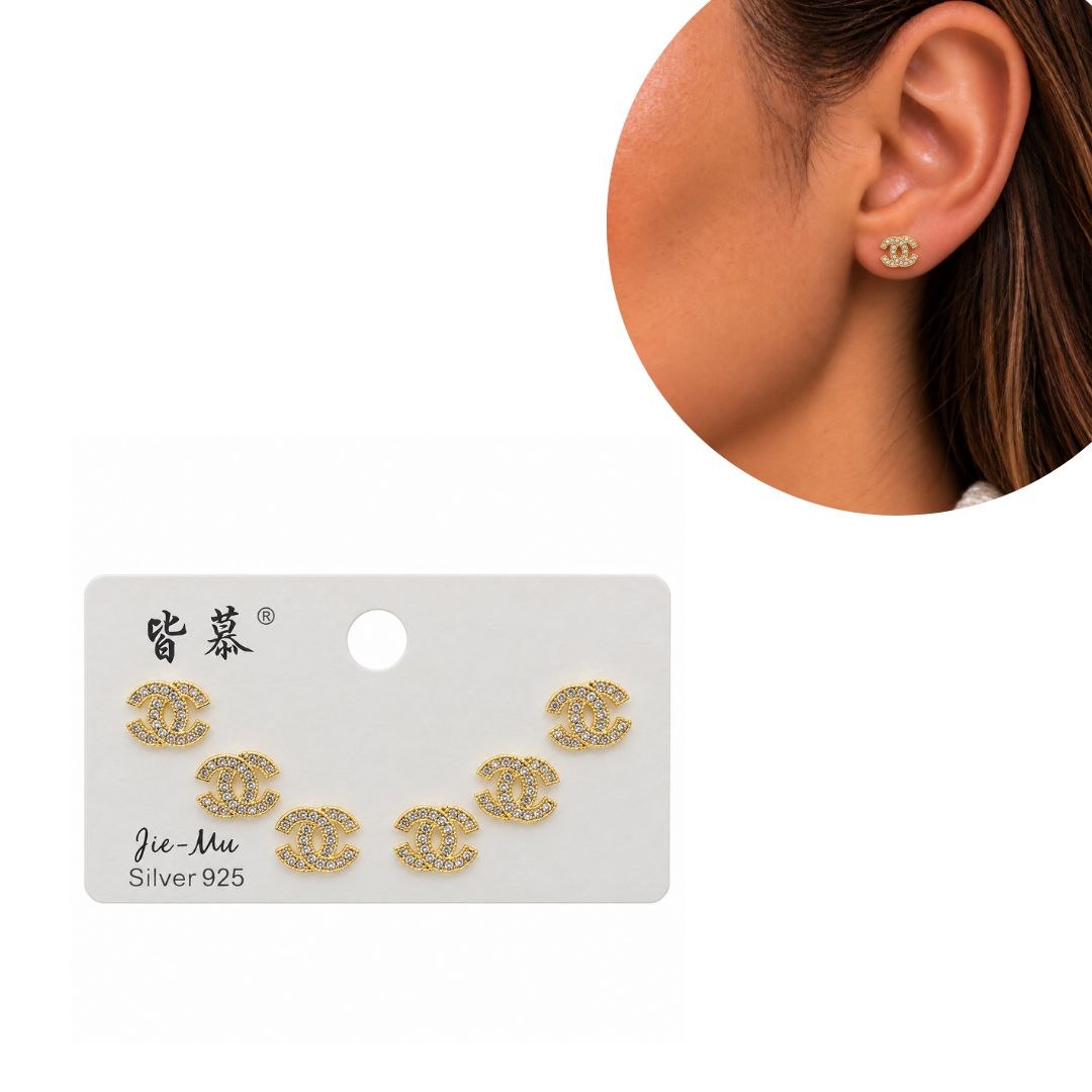 SET DE ARITOS DE ENCHAPE CON DISEÑO DE LOGO Y CIRCONES 0.6CM