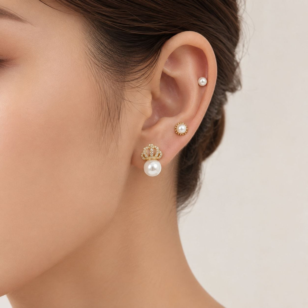 SET DE ARETES ENCHAPE PARA DAMA TRIPLE PAR CON CORONA EN PAVÉ Y PERLAS
