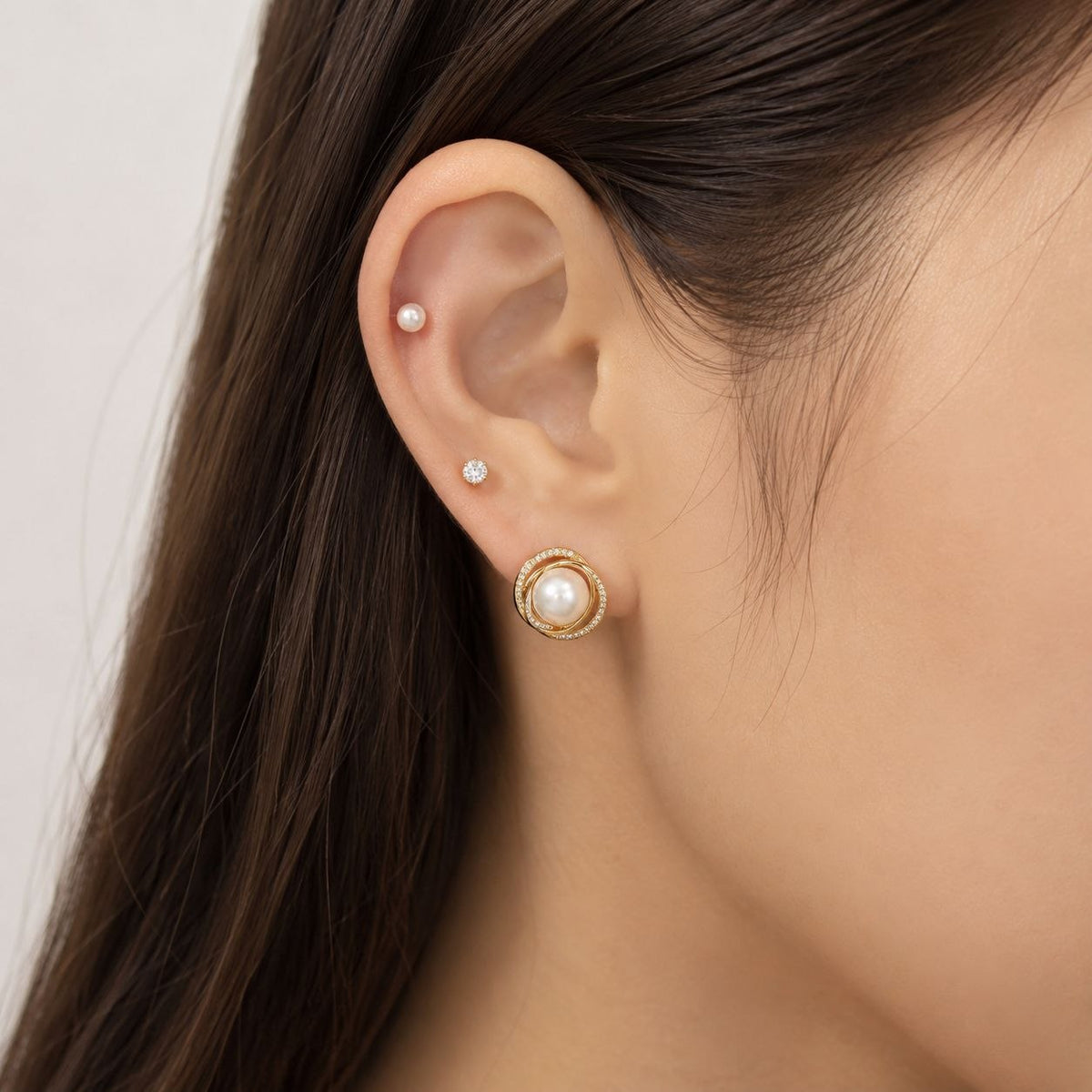 SET DE ARETES ENCHAPE PARA DAMA TRIPLE PAR CON AROS CONCÉNTRICOS EN PAVÉ Y PERLA
