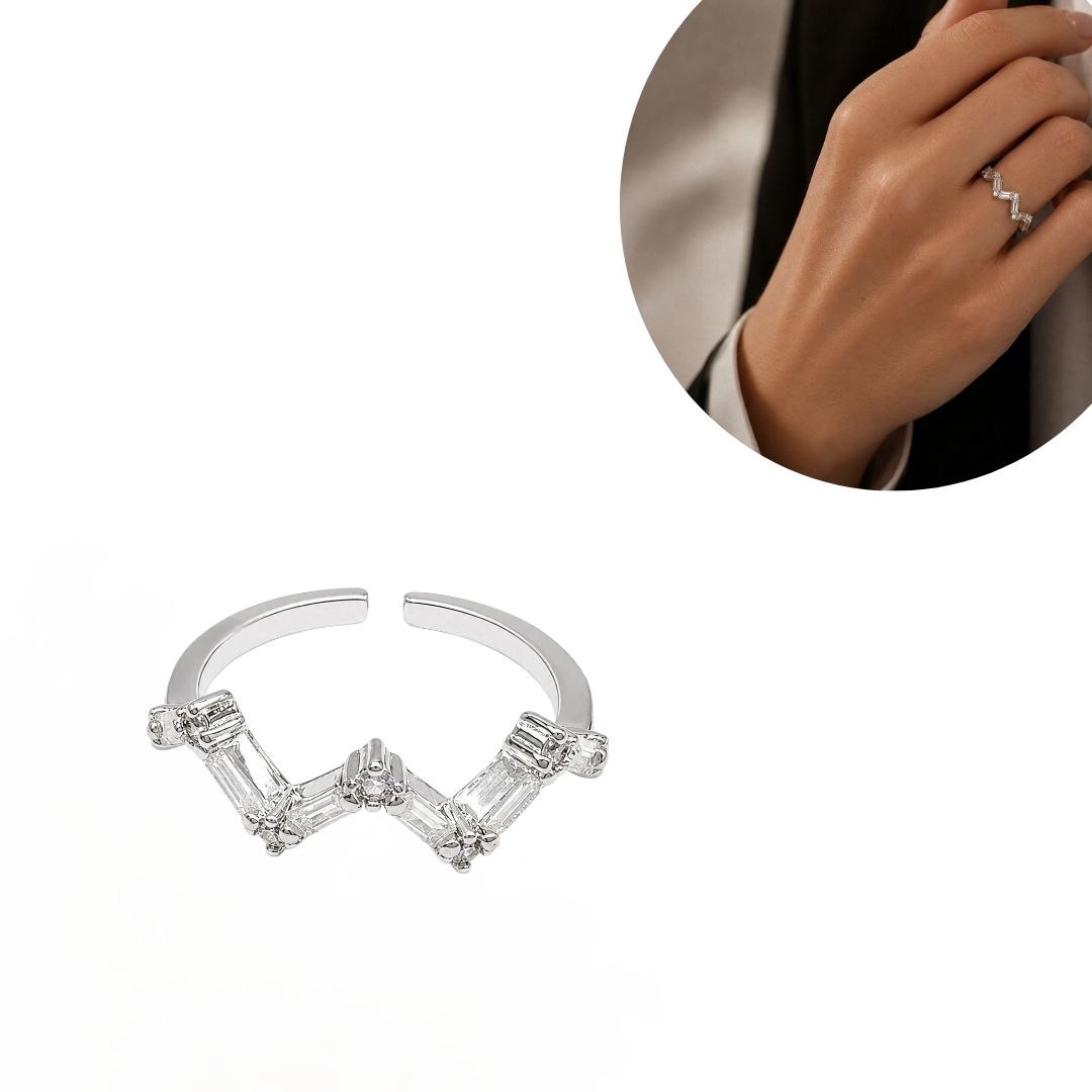 ANILLO DE ENCHAPE PARA DAMA CON DISEÑO ZIG ZAG Y CIRCONES BAGUETTE