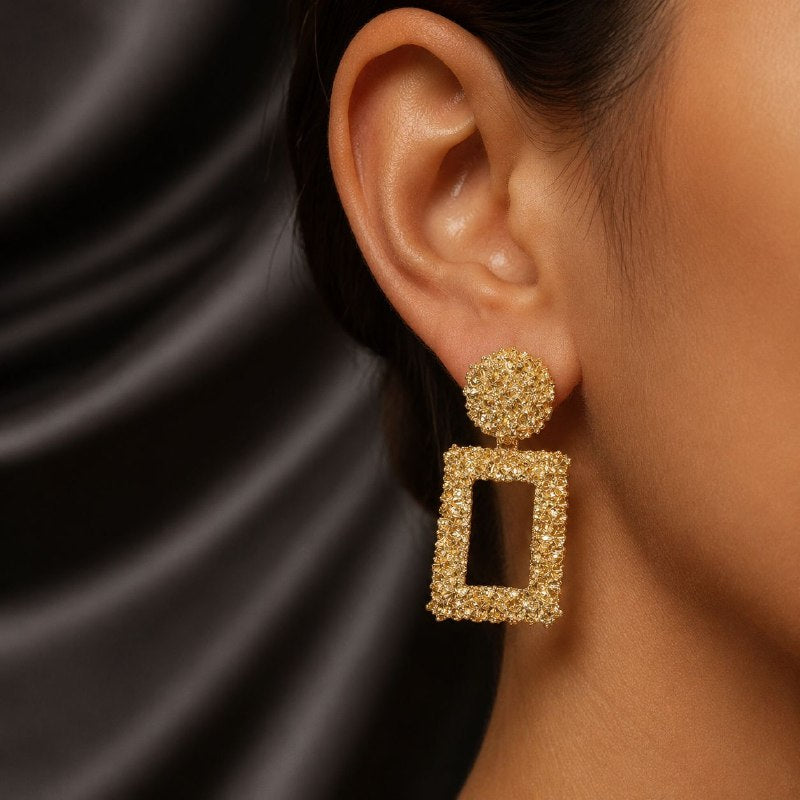 ARITOS DE ENCHAPE PARA DAMA CON DISEÑO RECTANGULAR RUGOSO DORADO 4CM
