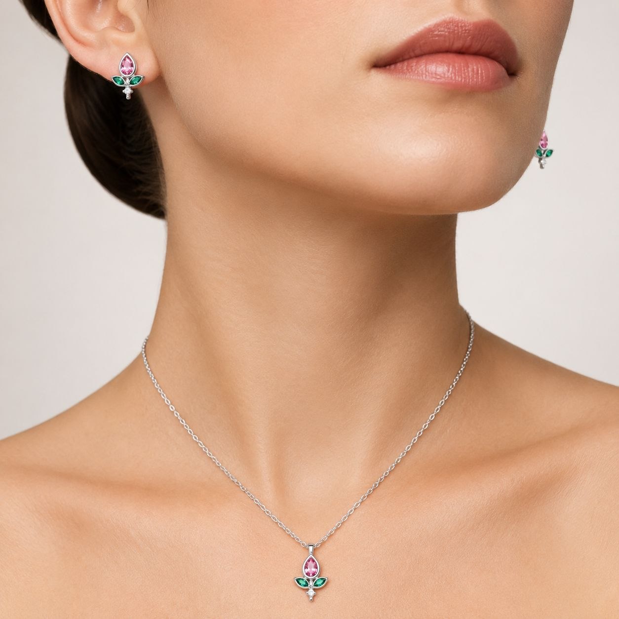 SET DE ENCHAPE PARA DAMA CON DISEÑO DE FLOR CON CRISTALES VERDES Y BLANCOS