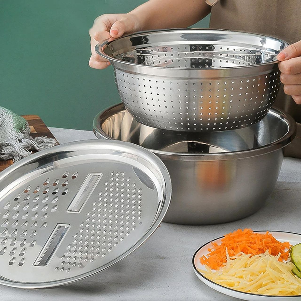 SET DE RECIPIENTE, RALLADOR Y COLADOR MULTIFUNCIONAL DE ACERO INOXIDABLE 28CM
