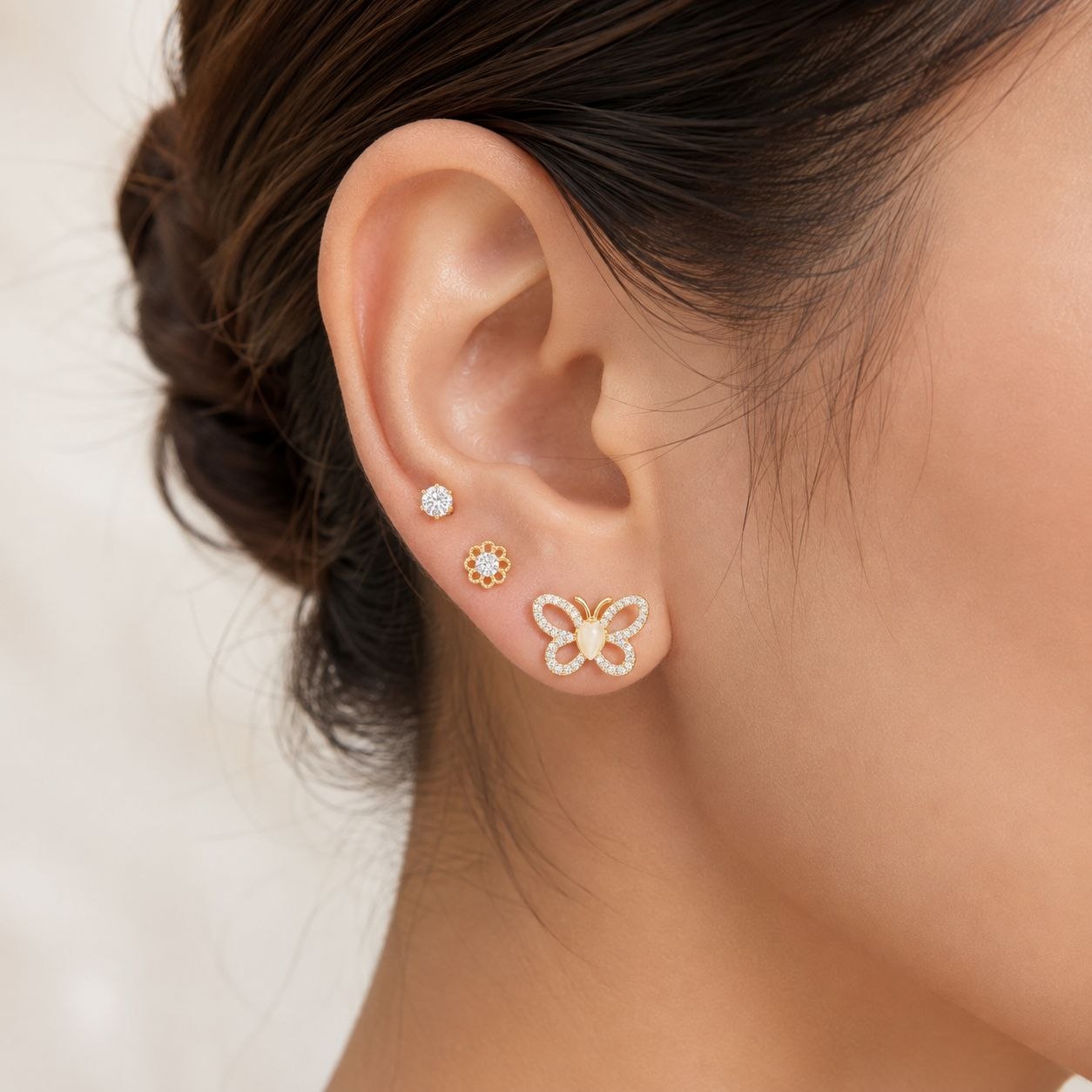 SET DE ARETES ENCHAPE PARA DAMA TRIPLE PAR CON MOTIVO MARIPOSA EN PAVÉ Y CORAZÓN NÁCAR