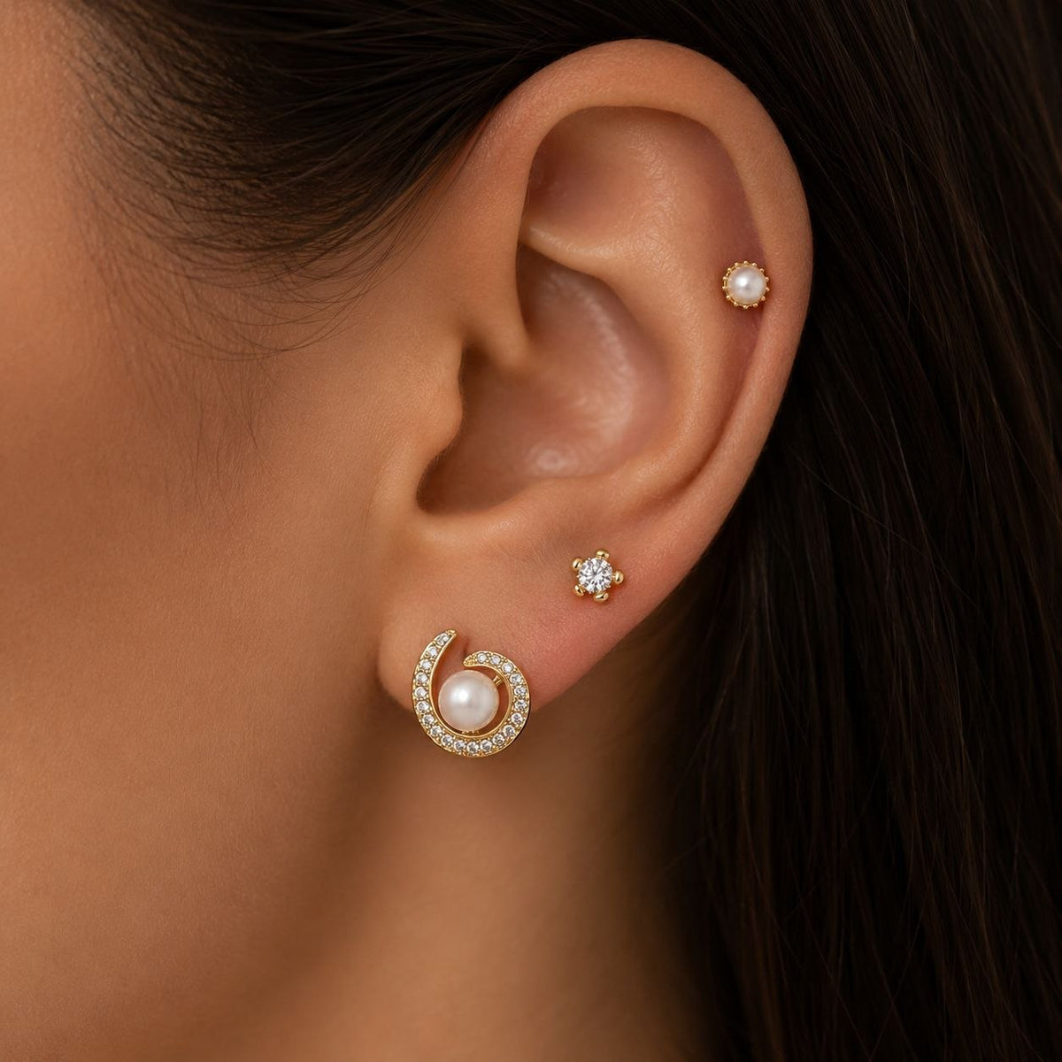 SET DE ARETES ENCHAPE PARA DAMA TRIPLE PAR CON ESPIRAL EN PAVÉ Y PERLA