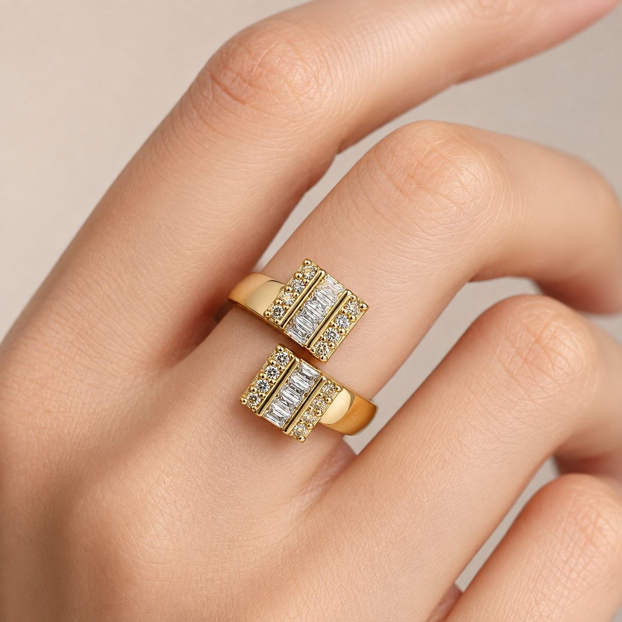 ANILLO DE ENCHAPE PARA DAMA CON DISEÑO ABIERTO Y CIRCONES CORTES BAGUETTE Y REDONDO