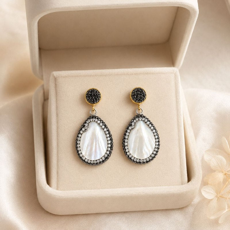 ARETES DE ENCHAPE EN RODIO NEGRO Y DORADO PARA DAMA GOTA NÁCAR CON PAVÉ DE CIRCONES