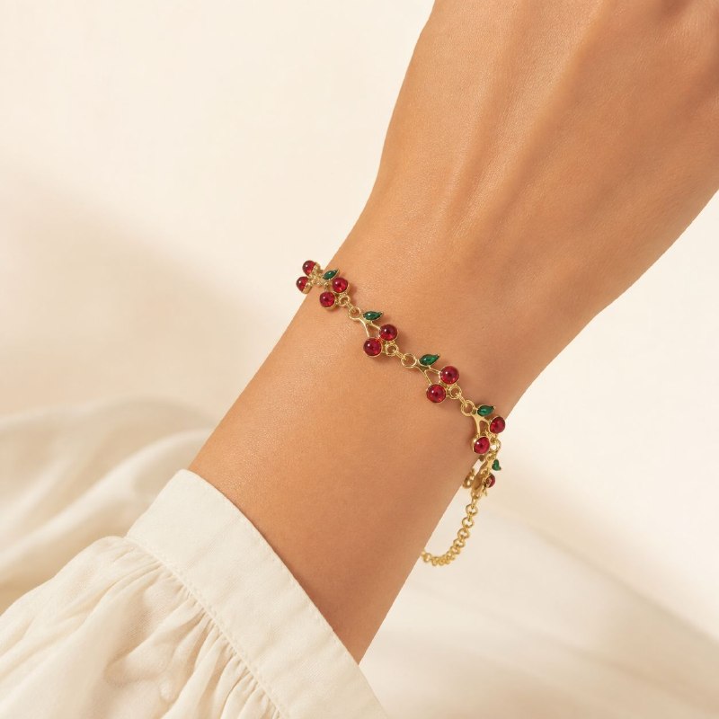 PULSERA DE ENCHAPE PARA DAMA CON DISEÑO DE CEREZAS Y HOJAS EN ESMALTE ROJO Y VERDE