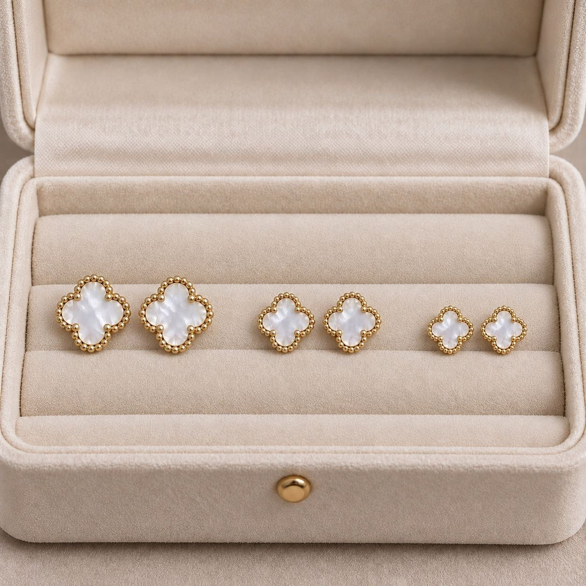 SET DE ARITOS DE ENCHAPE PARA DAMA JUEGO DE 3 PARES CON DISEÑO DE TRÉBOL DE CUATRO HOJAS CON CENTRO BLANCO NACARADO Y BORDE CON DETALLE DE ESFERAS 1.2CM, 1CM Y 0.8CM