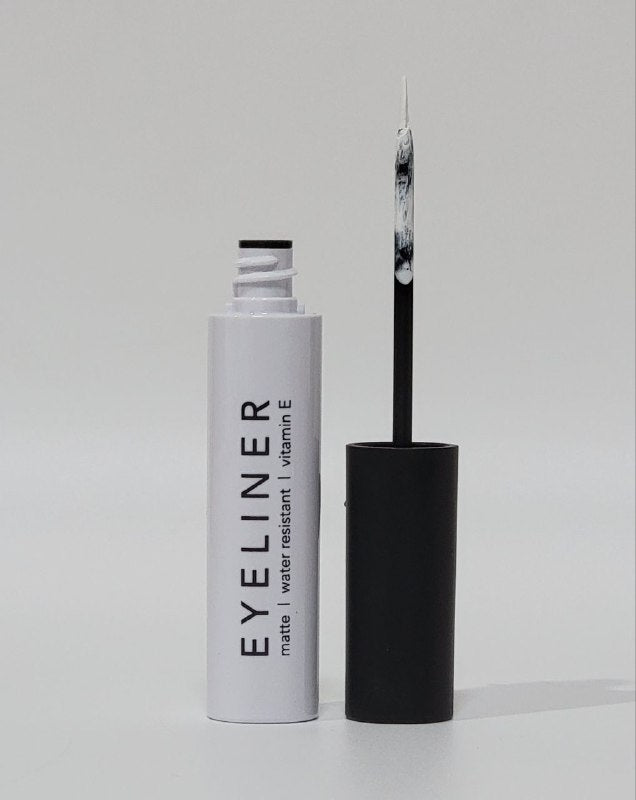 DELINEADOR DE OJOS LIQUIDO COLOR BLANCO MATTE, RESISTENTE AL AGUA CON VITAMINA E ITALIA DELUXE 6G
