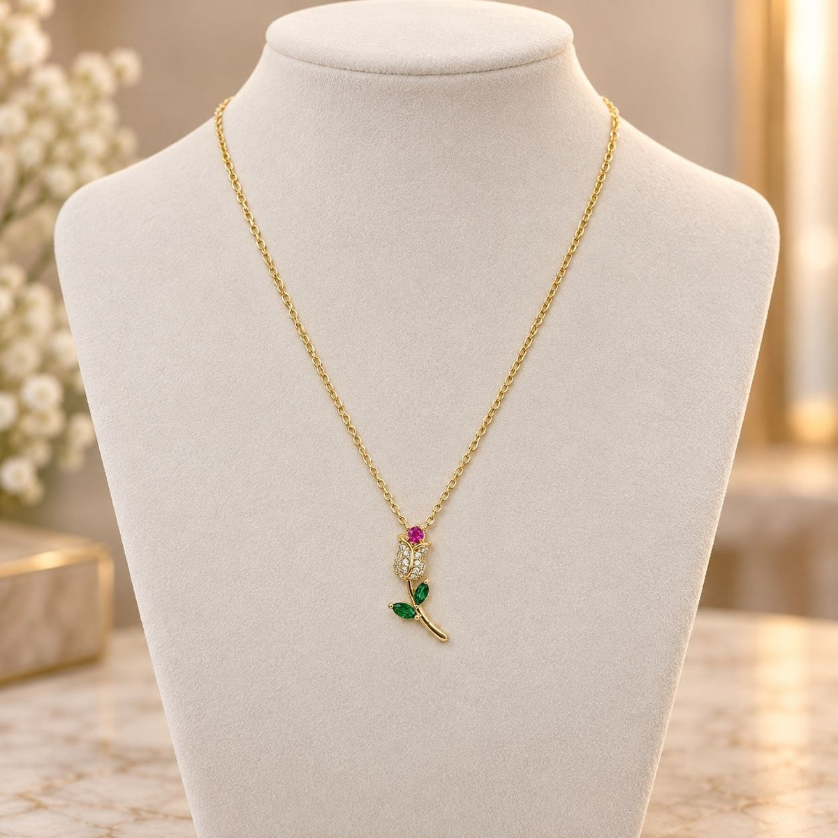 GARGANTILLA DE ENCHAPE PARA DAMA CON DISEÑO DE ROSA CON CIRCONIA FUCSIA Y HOJAS VERDES 2.3CM