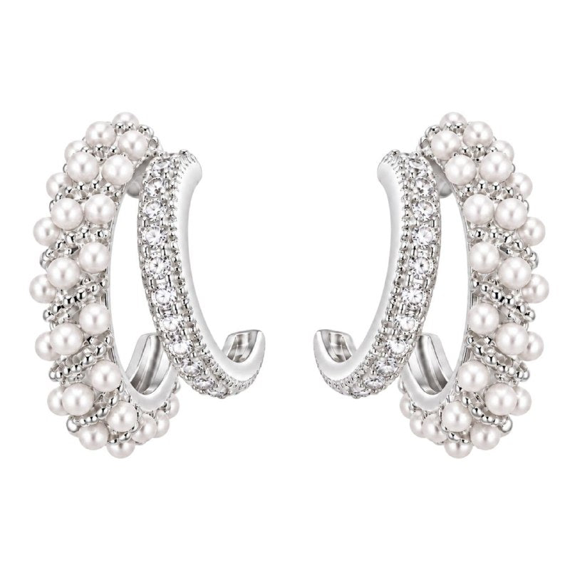 ARITOS DE ENCHAPE PLATEADO CON DISEÑO DE ARGOLLAS DOBLES CON PERLAS Y CIRCONES 1.8CM