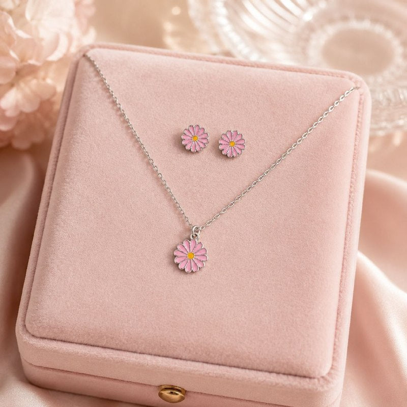 SET DE ENCHAPE PARA DAMA CADENA, DIJE Y TOPOS FLOR DE MARGARITA ESMALTADA