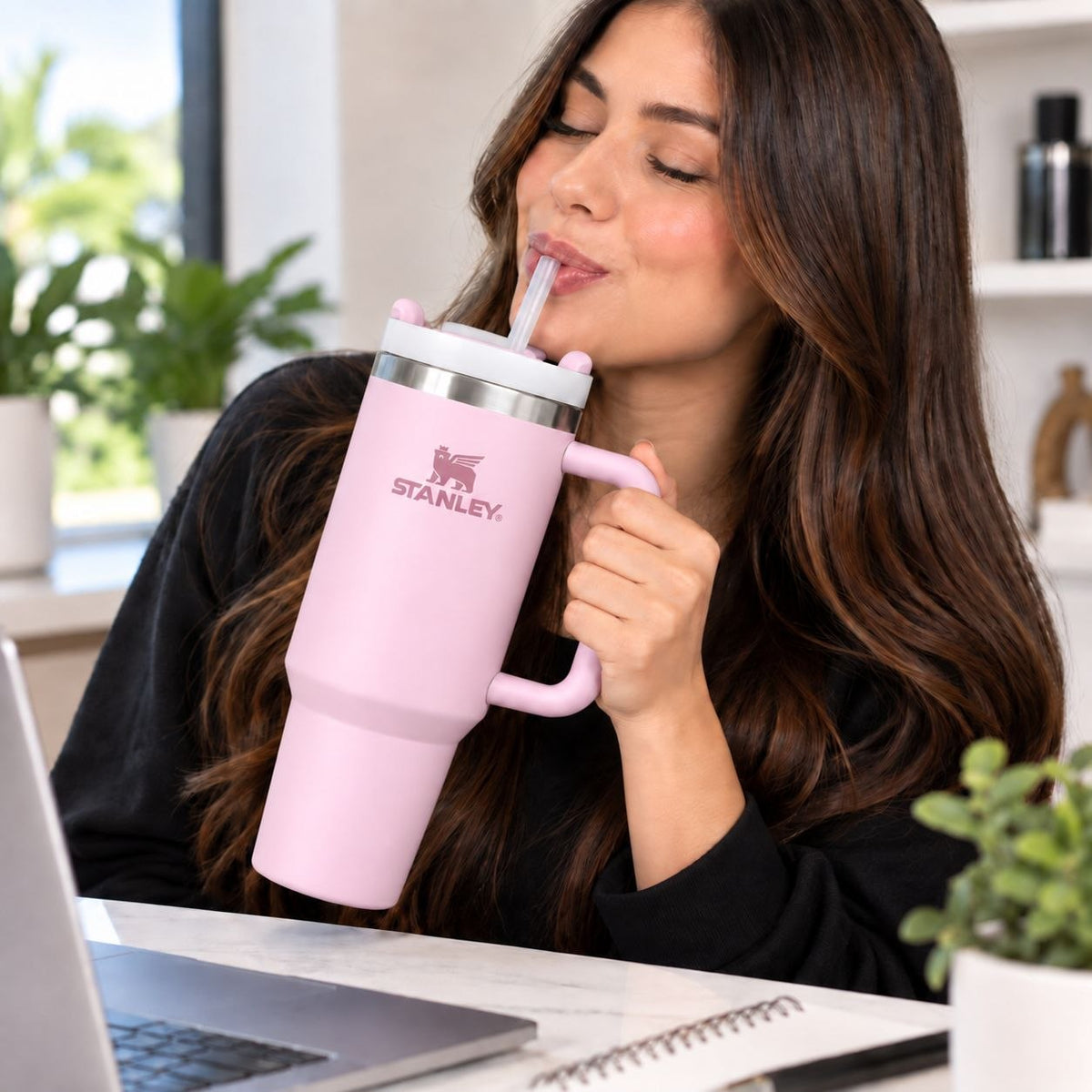 VASO TÉRMICO DE ACERO INOXIDABLE CON ASA Y PAJILLA STANLEY 1.18L