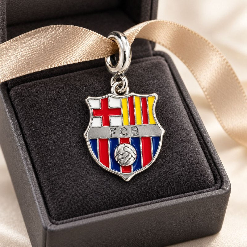 CHARM DE PLATA 9.25 CON DISEÑO DE ESCUDO DE FC BARCELONA MEDIDA: 2CM PESO: 2.6G