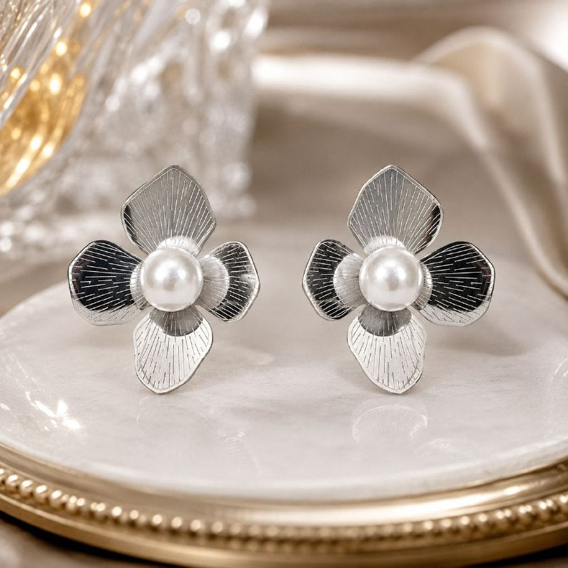 ARITOS DE ENCHAPE PARA DAMA CON DISEÑO DE FLOR Y PERLA 4CM