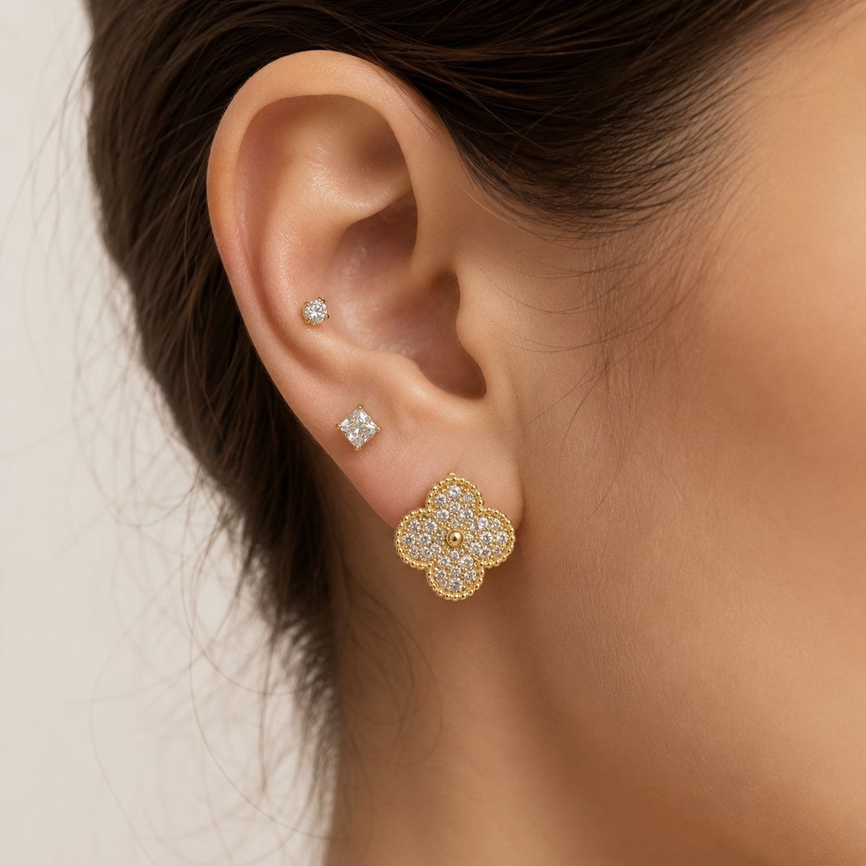 SET DE ARETES ENCHAPE PARA DAMA TRIPLE PAR CON MOTIVO DE TRÉBOL Y CIRCONES