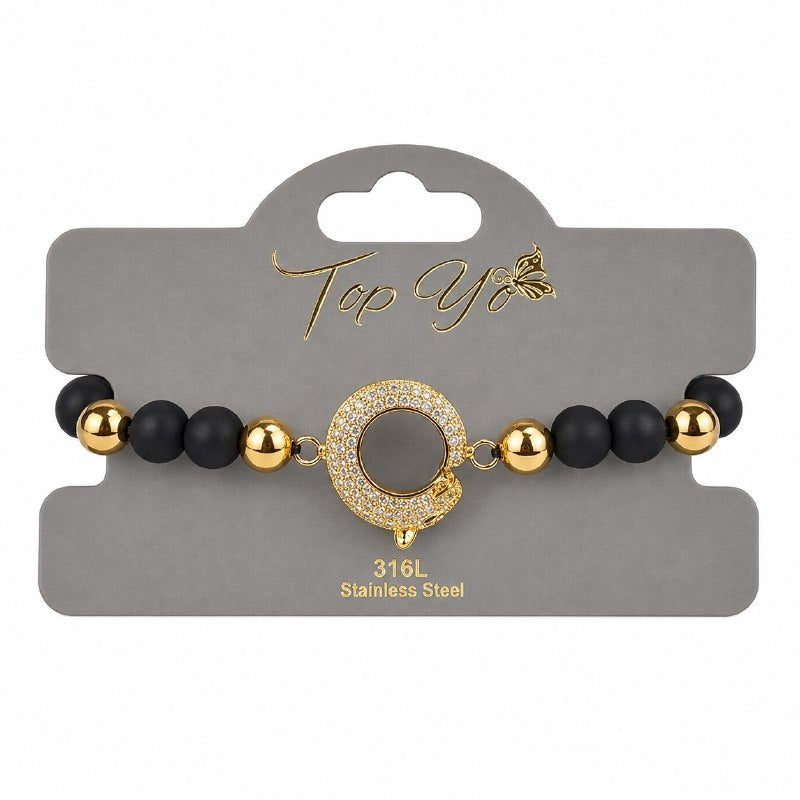 PULSERA AJUSTABLE PARA CABALLERO CON CUENTAS NEGRAS MATE Y DIJE CIRCULAR ENCHAPADO CON PAVÉ DE CIRCONES