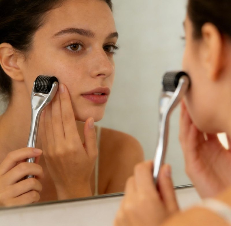 RODILLO FACIAL MASAJEADOR CON MICROAGUJAS DE TITANIO DE 0.5MM DERMAROLLER