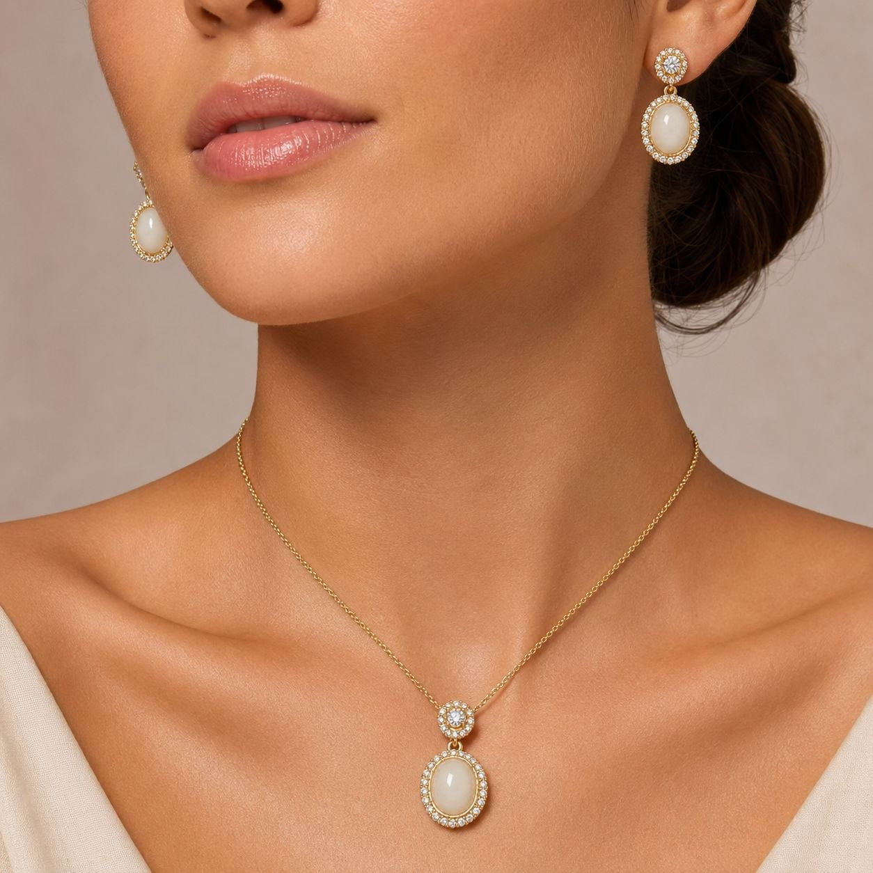 SET DE ENCHAPE PARA DAMA CON DISEÑO OVALADO DE PIEDRA BLANCA CABUCHÓN Y DOBLE HALO DE CIRCONES