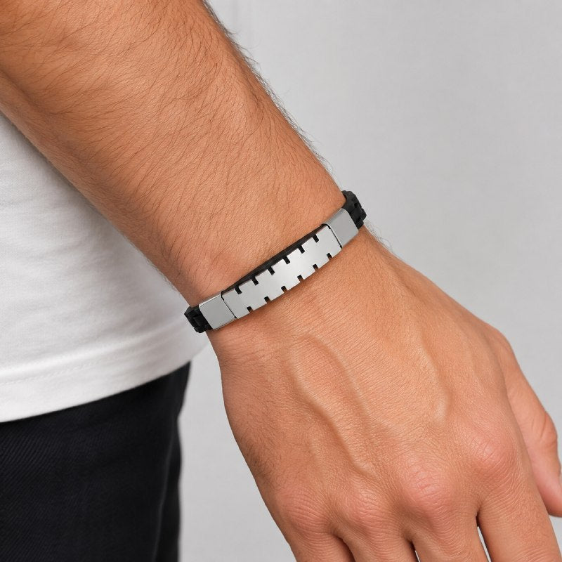 PULSERA PARA CABALLERO DE SILICONA NEGRA CON PLACA ENCHAPADA Y DETALLES DENTADOS
