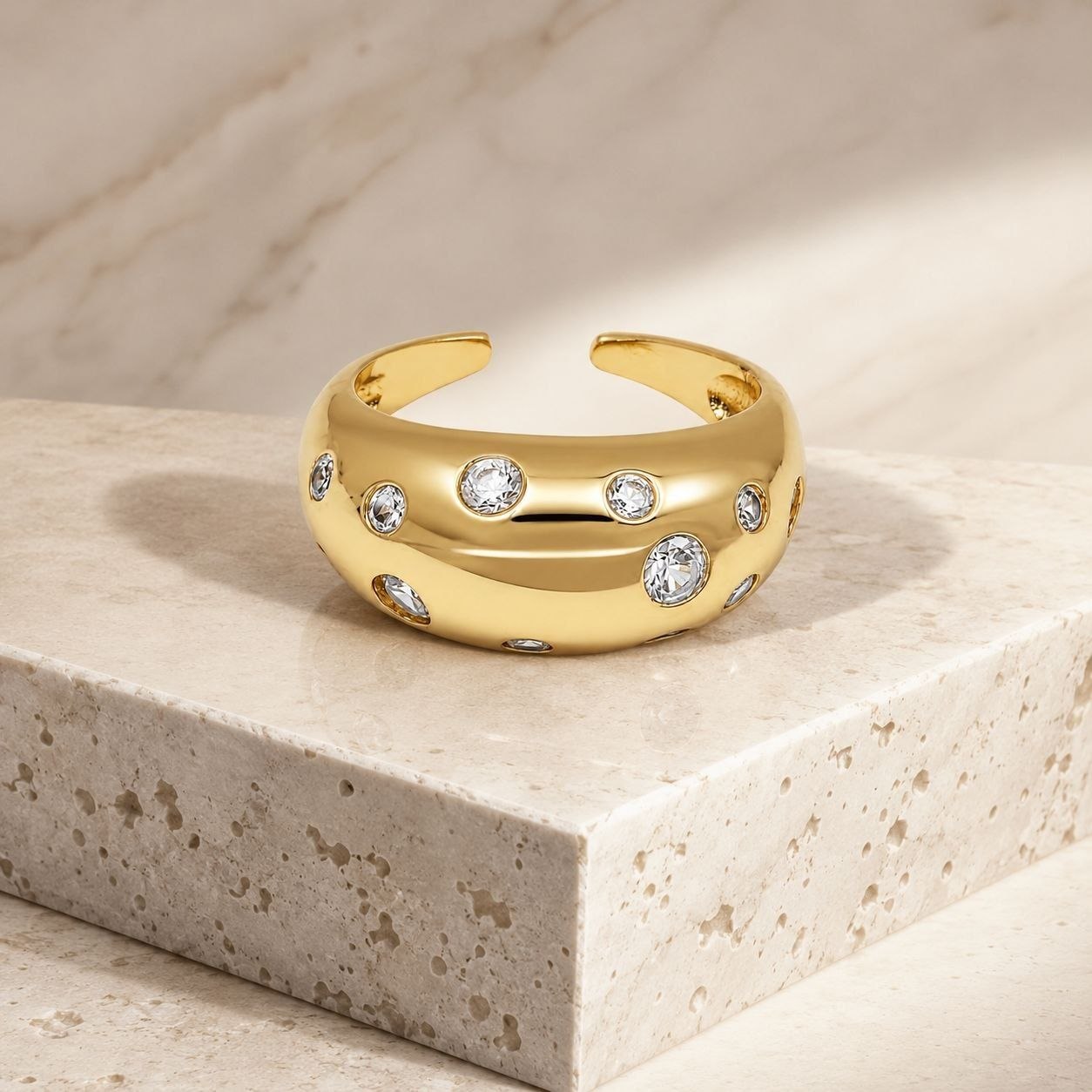 ANILLO ANCHO DE ENCHAPE PARA DAMA CON CIRCONES INCRUSTADOS TIPO ESTRELLA