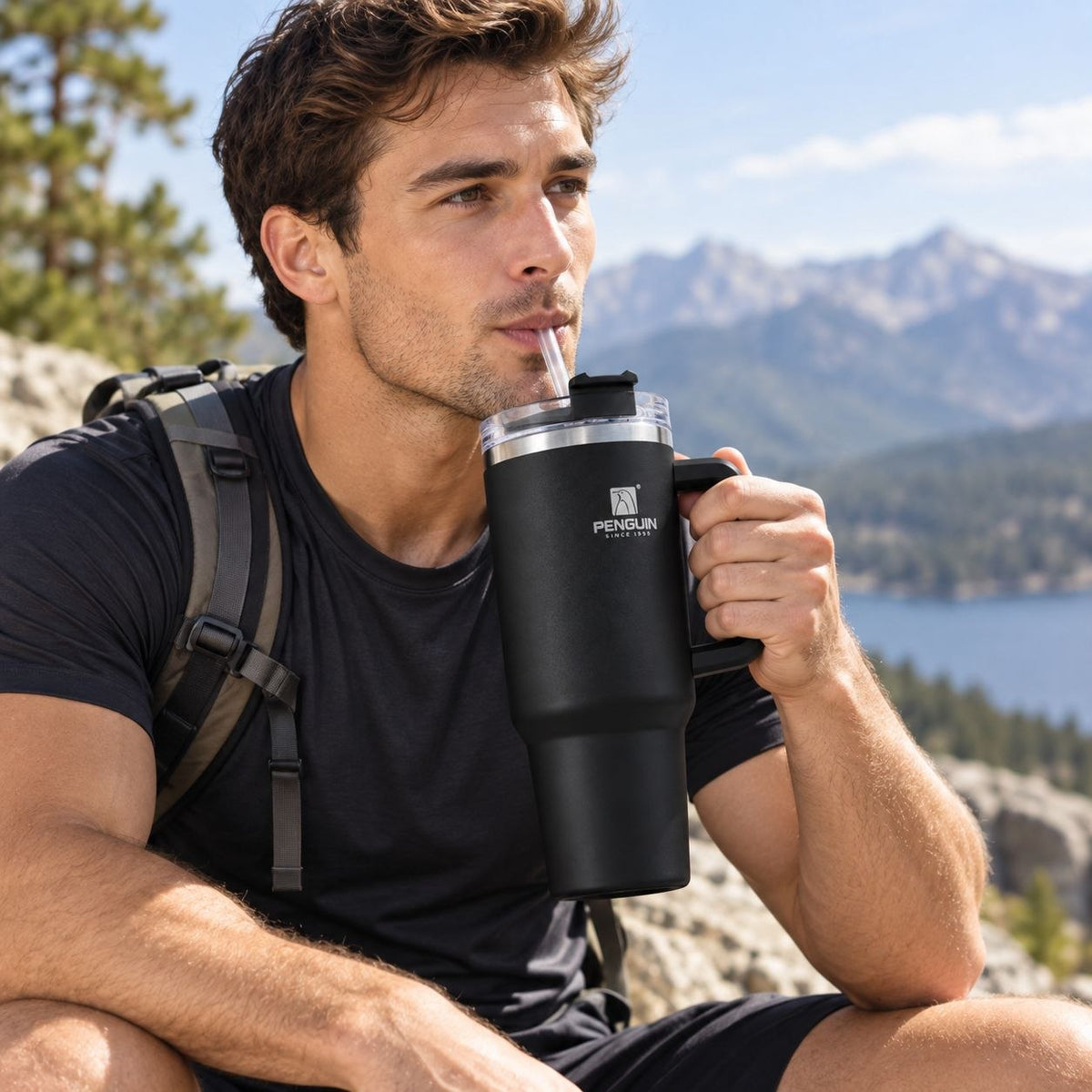 VASO TÉRMICO CON ASA Y PAJILLA PENGUIN 1200ML