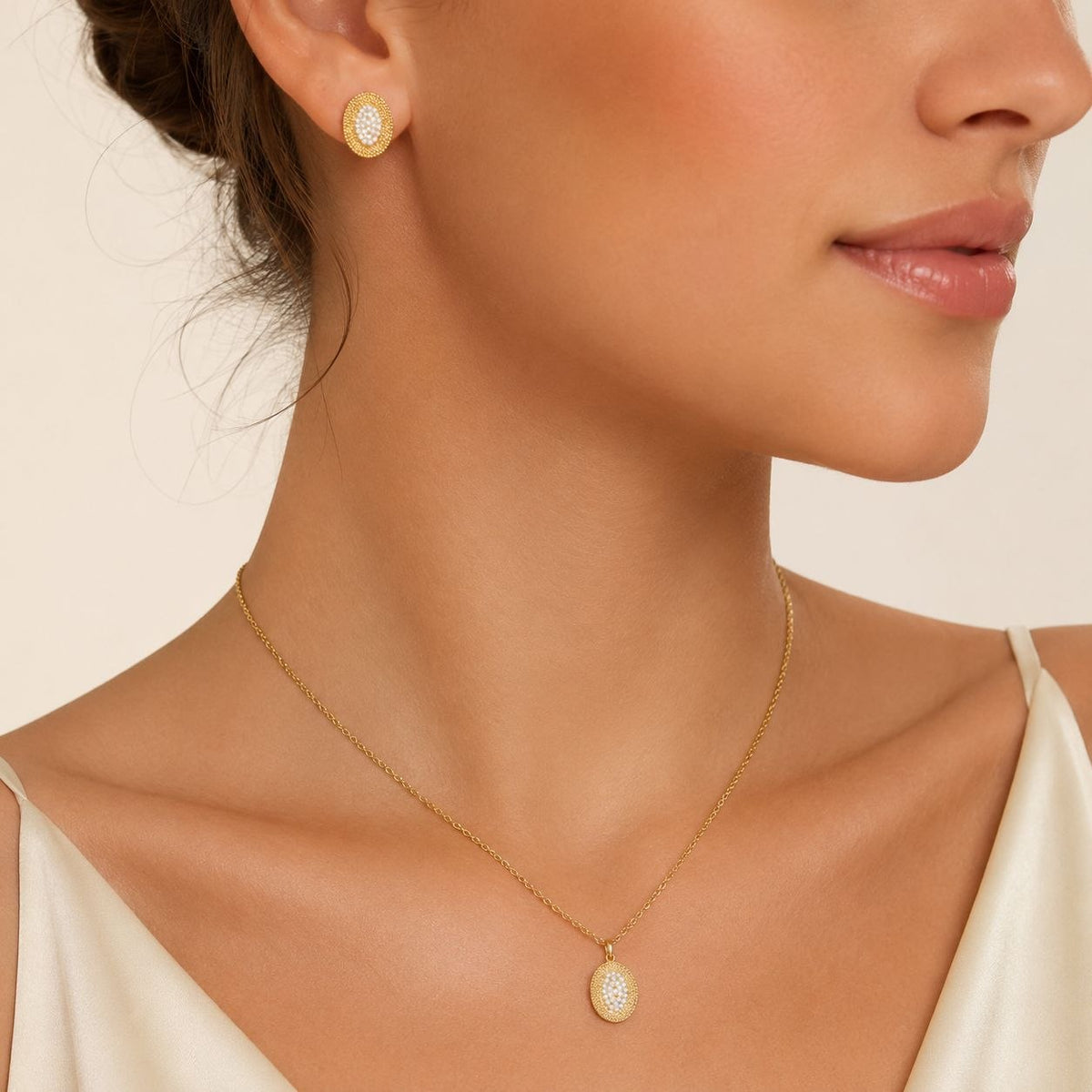 SET DE JOYERÍA ENCHAPE PARA DAMA CON DIJE OVALADO Y ARETES DE PERLAS PAVÉ