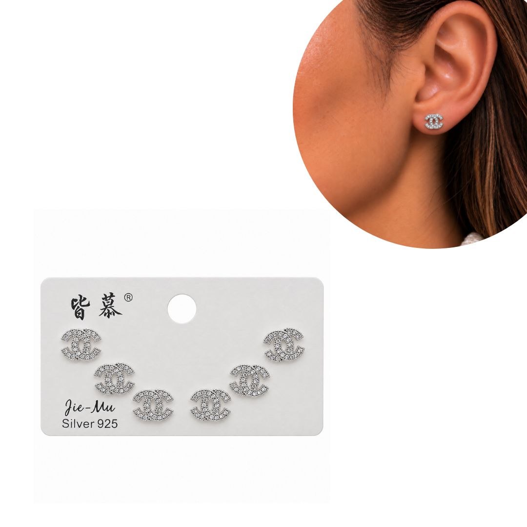 SET DE ARITOS DE ENCHAPE PLATEADO CON DISEÑO DE LOGO Y CIRCONES 0.6CM