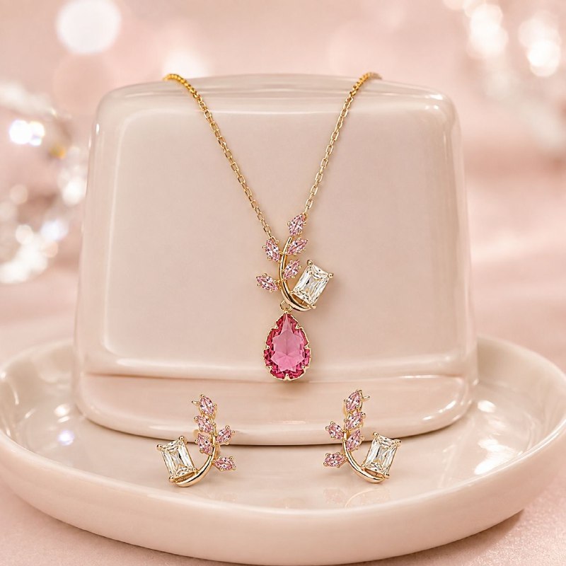 SET DE ENCHAPE PARA DAMA CADENA, DIJE Y TOPOS RAMA BOTÁNICA CON CIRCONES ROSADOS Y CRISTAL GOTA