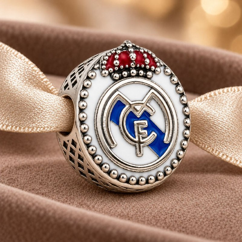 CHARM DE PLATA 9.25 CON DISEÑO DE ESCUDO DE REAL MADRID MEDIDA: 1CM PESO: 3G