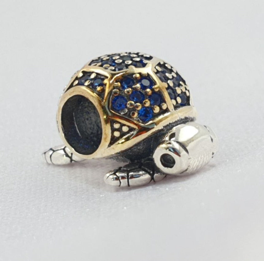 PCHARM2670  TORTUGA CON CIRCONES AZULES Y ROJOS
