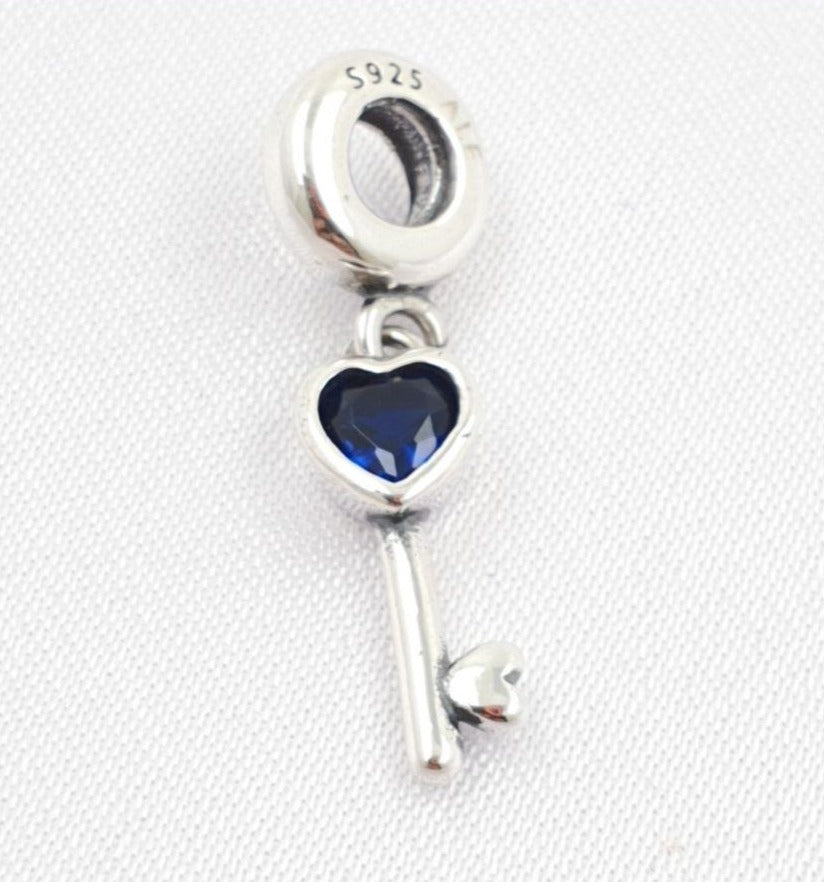 PCHARM2647#2 COLGANTE DE LLAVE EN FORMA DE CORAZON CON CIRCON AZUL
