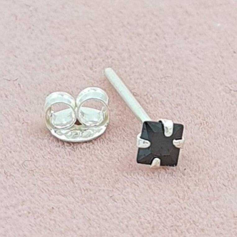 PIERCING DE PLATA 9.25 CON PIEDRA NEGRA