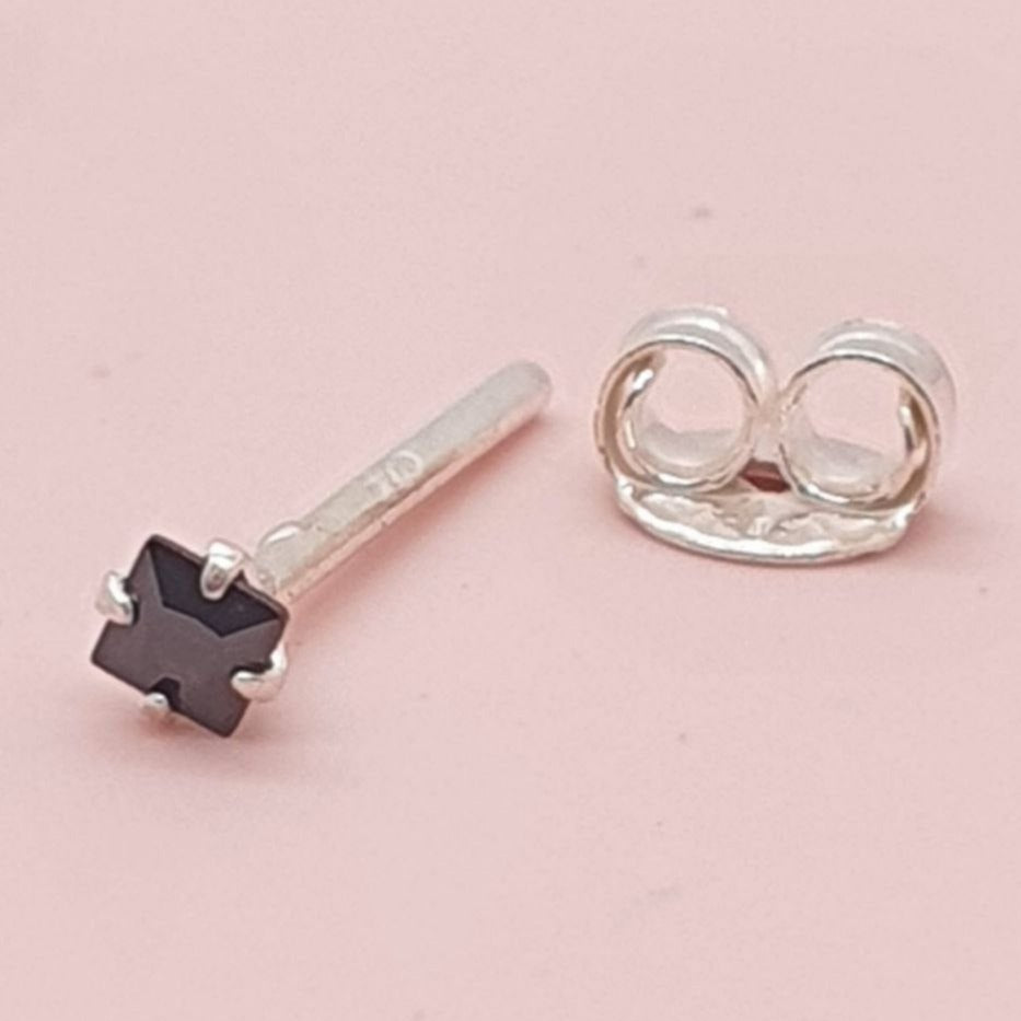 PIERCING DE PLATA 9.25 CON PIEDRA NEGRA